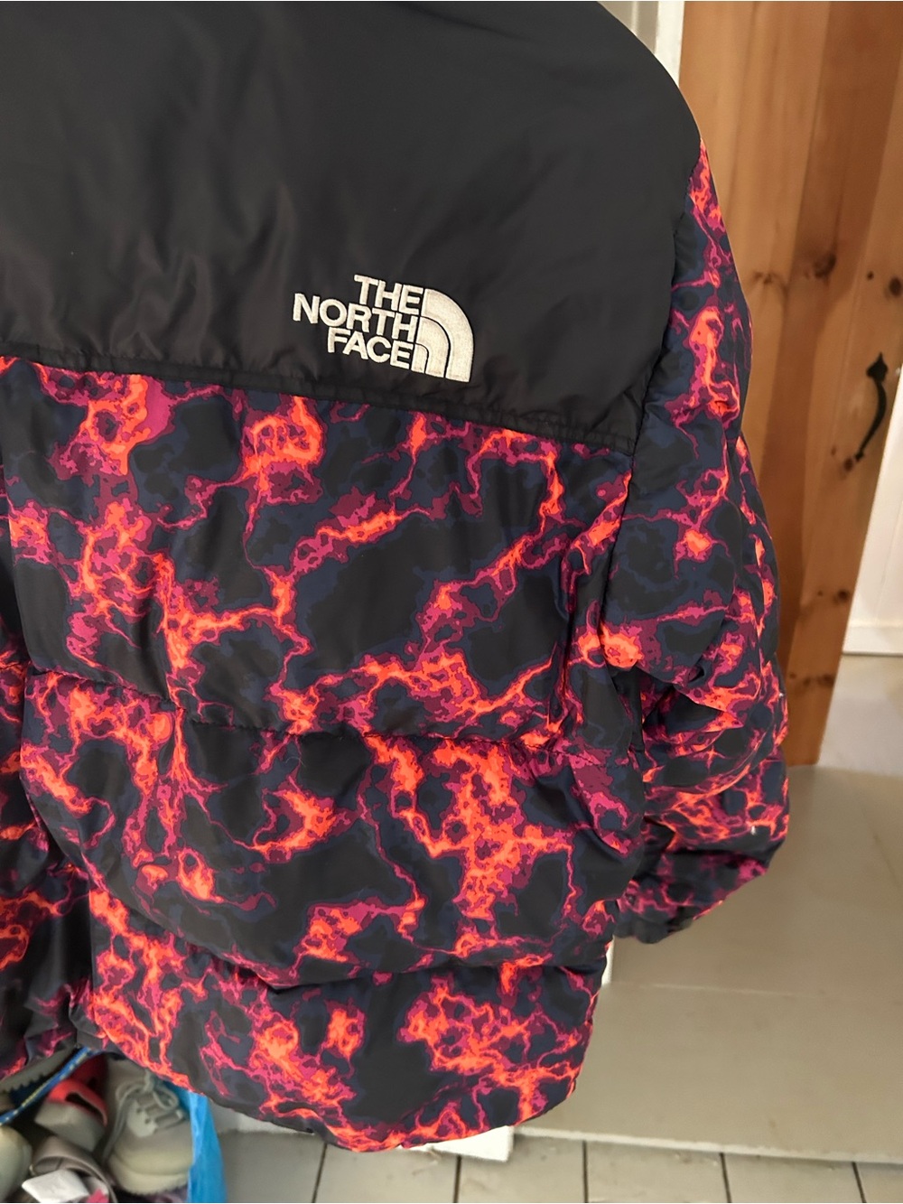 THE NORTH FACE  1996 RETRO PRINTED FIRE lava NUPTSE JACKET men’s medium - hole - Picture 11 of 11